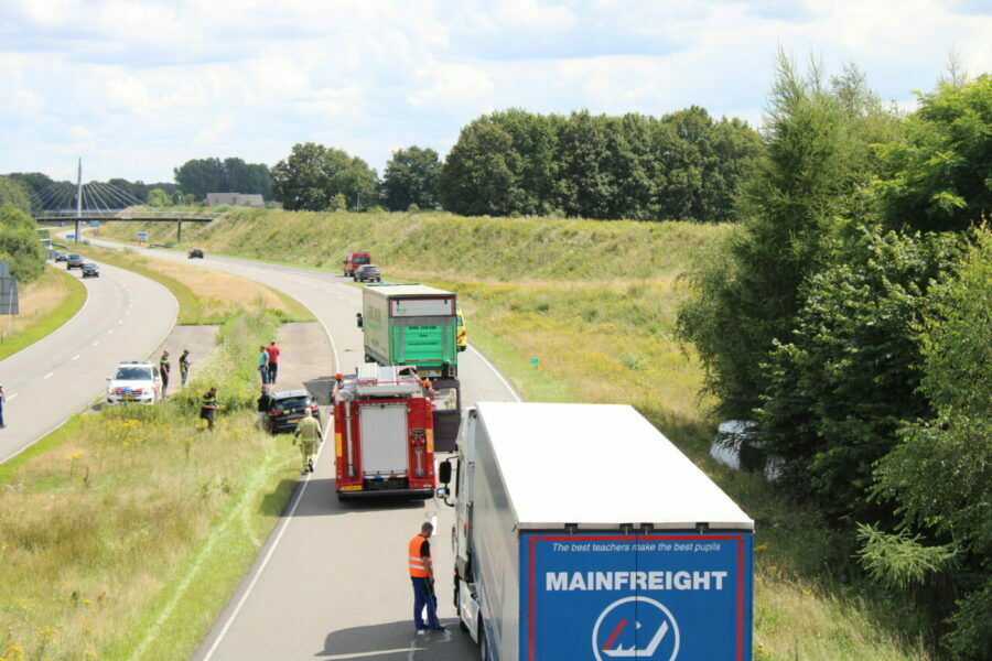 Auto van de weg op de Rondweg in Emmen