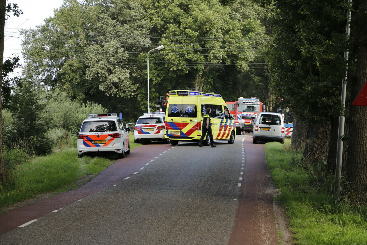 Auto botst met trein op spoorwegovergang bij Echten