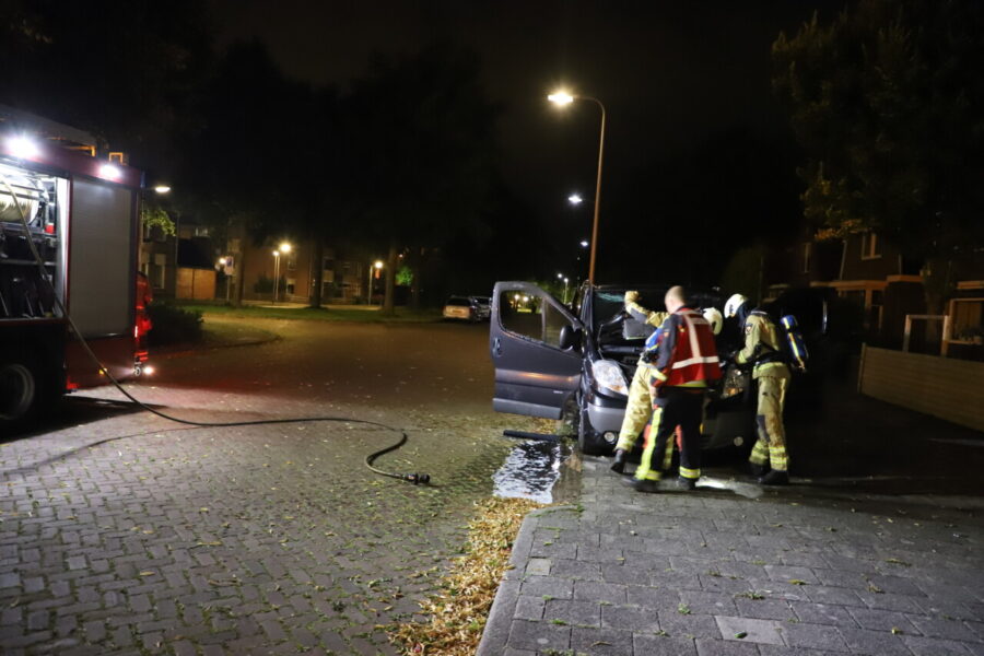 Politie en brandweer blussen brand in bestelbus in Hoogeveen