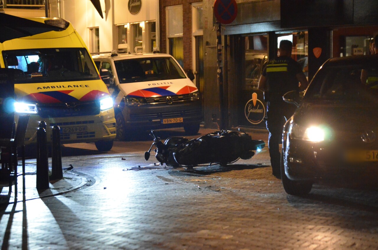 Fikse aanrijding in hartje Assen; scooterrijder gewond