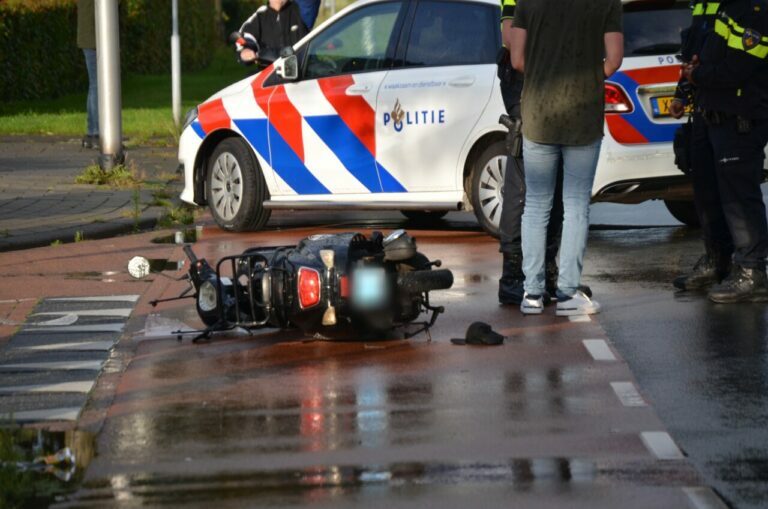Bestelbus en scooterrijder botsen in Assen; één gewonde