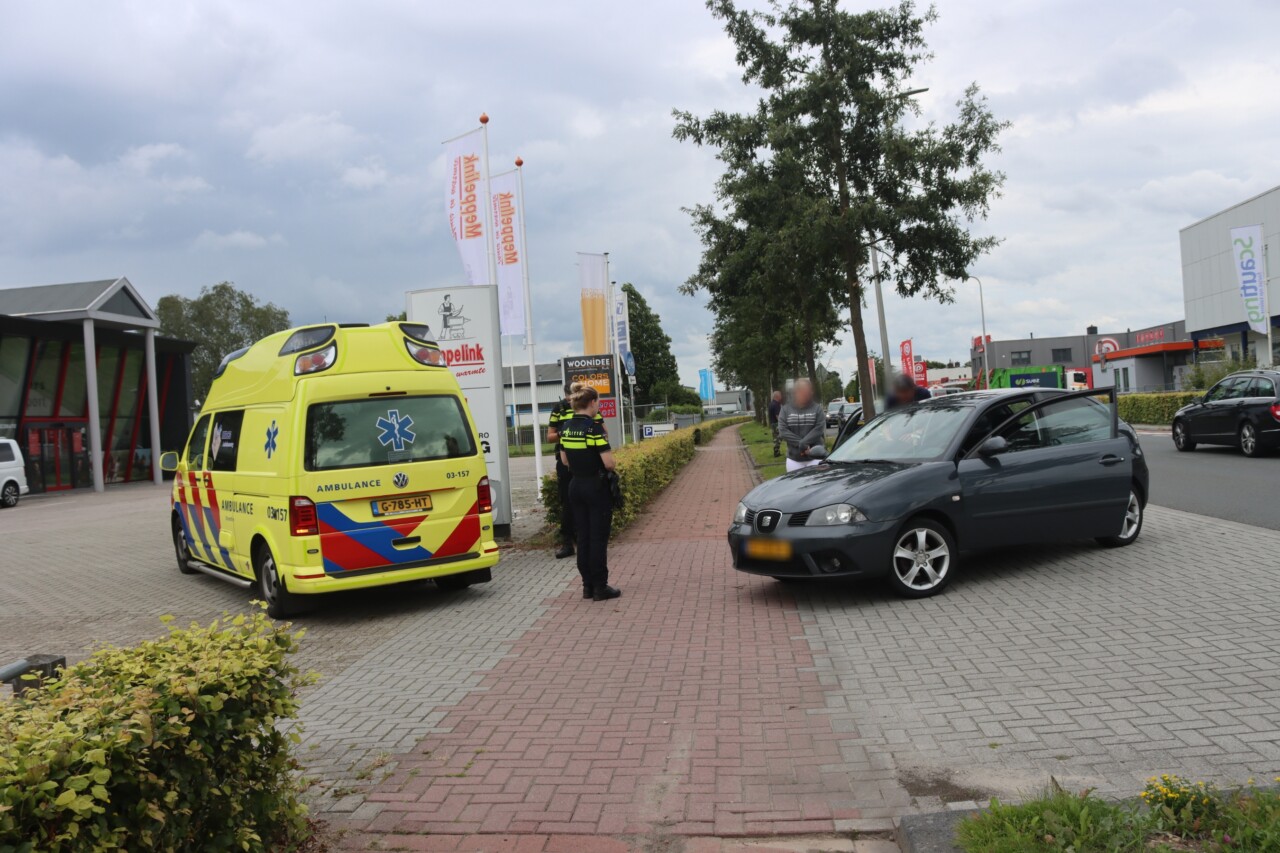 Scooterrijder gewond na botsing met auto in Hoogeveen
