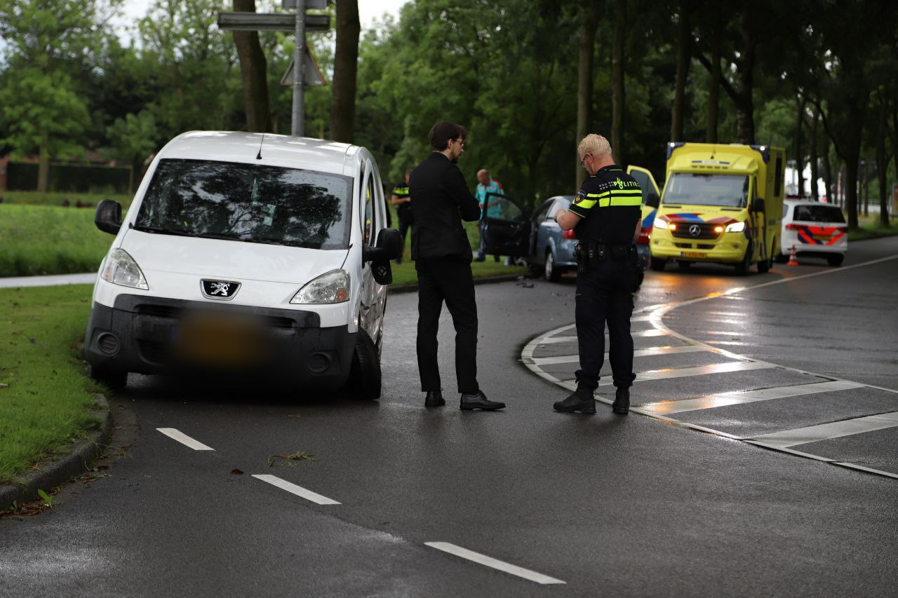Bestelbus en auto botsen op Noorddijkerweg in Groningen; één gewonde