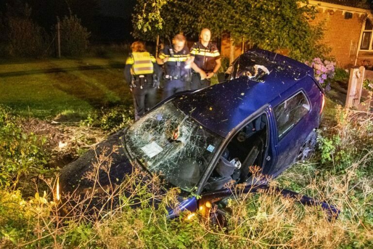 Auto flink beschadigd na botsing in Twijzel