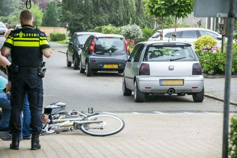 Fietsster gewond na botsing met auto