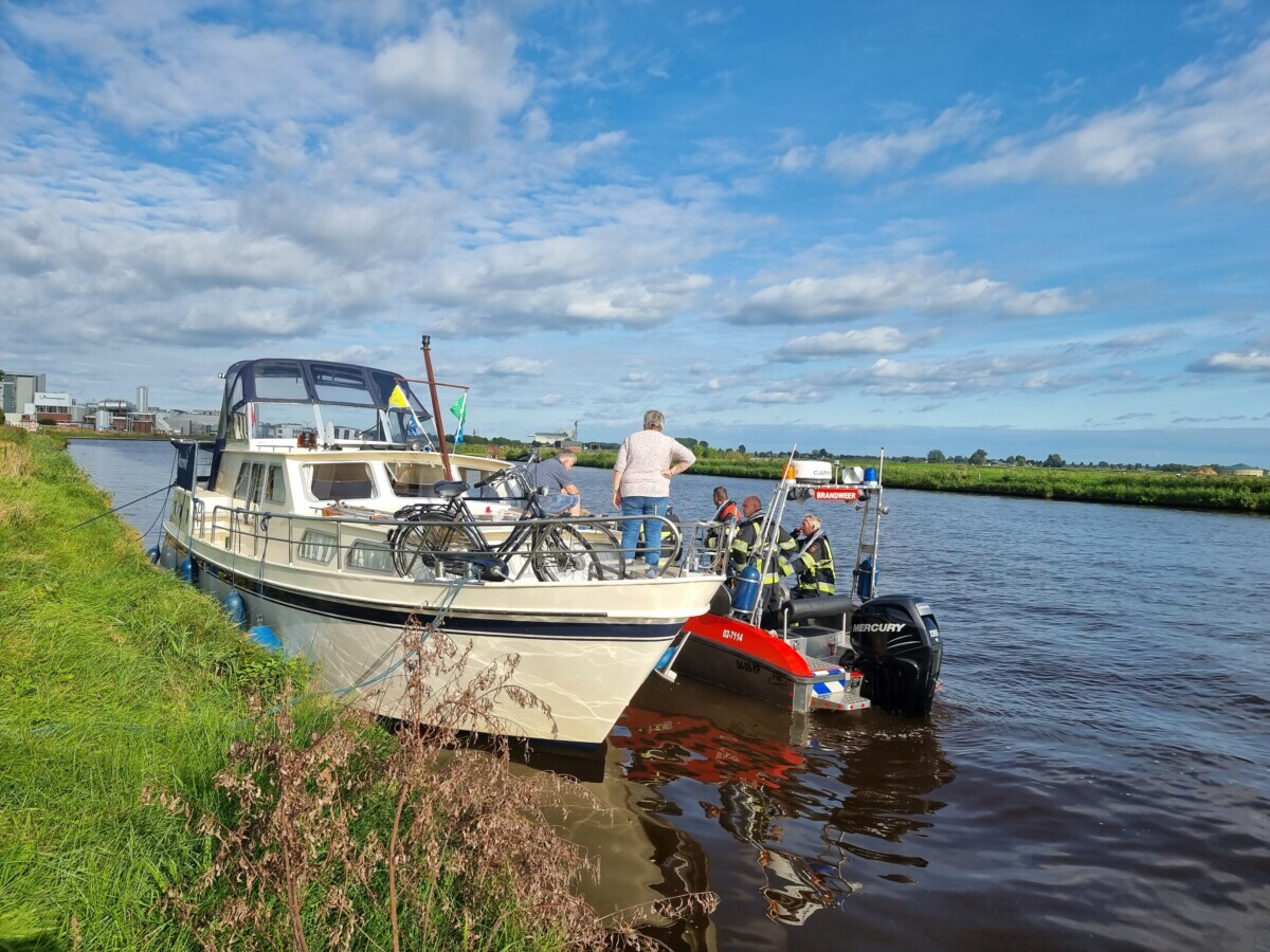Plezierjacht raakt stuurloos op Prinses Magrietkanaal