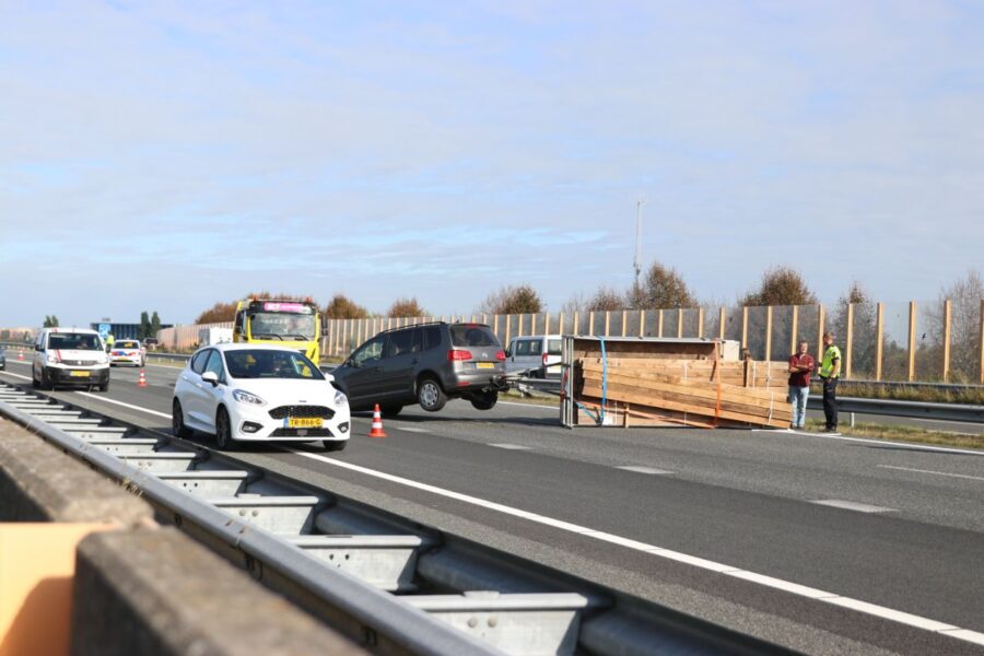 Verkeershinder op de A32 door geschaarde aanhanger