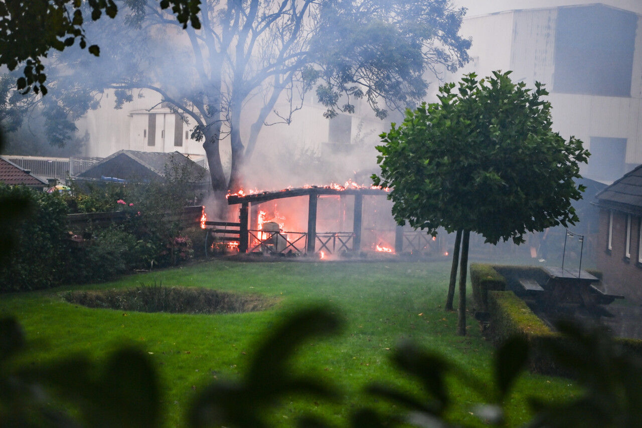 Terrasoverkapping brandt volledig af in Foxhol