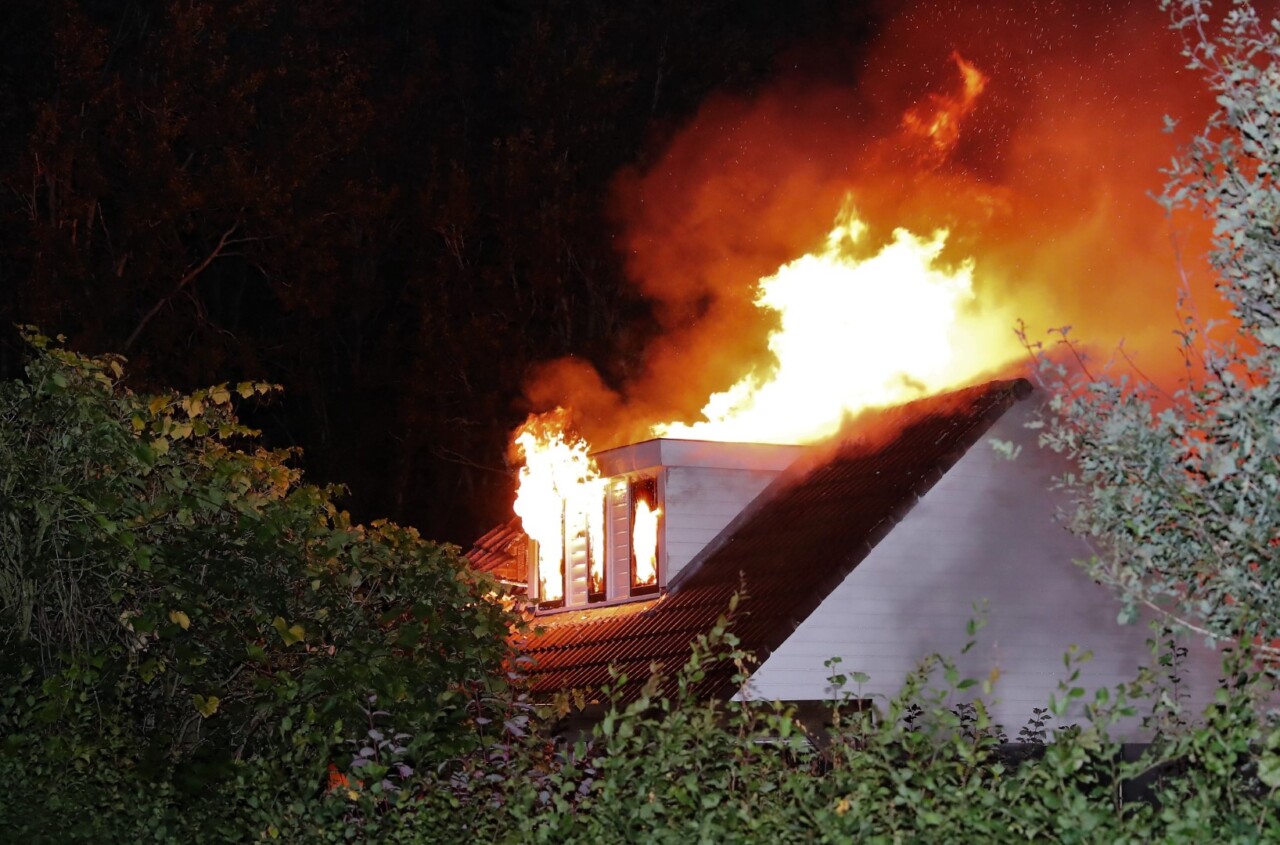 Schuurbrand achter woning in Eext