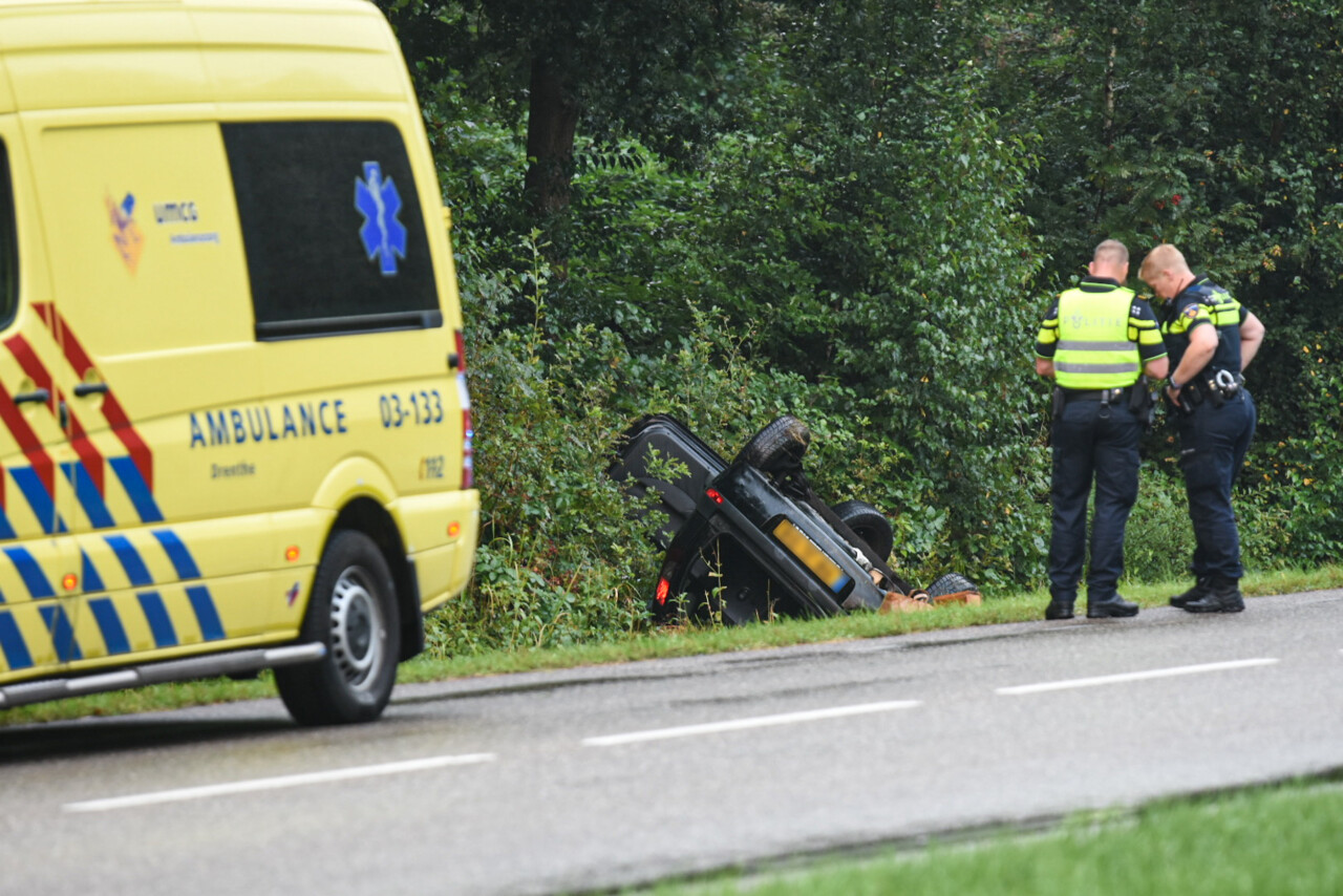 Auto raakt op de kop in sloot in Klazienaveen