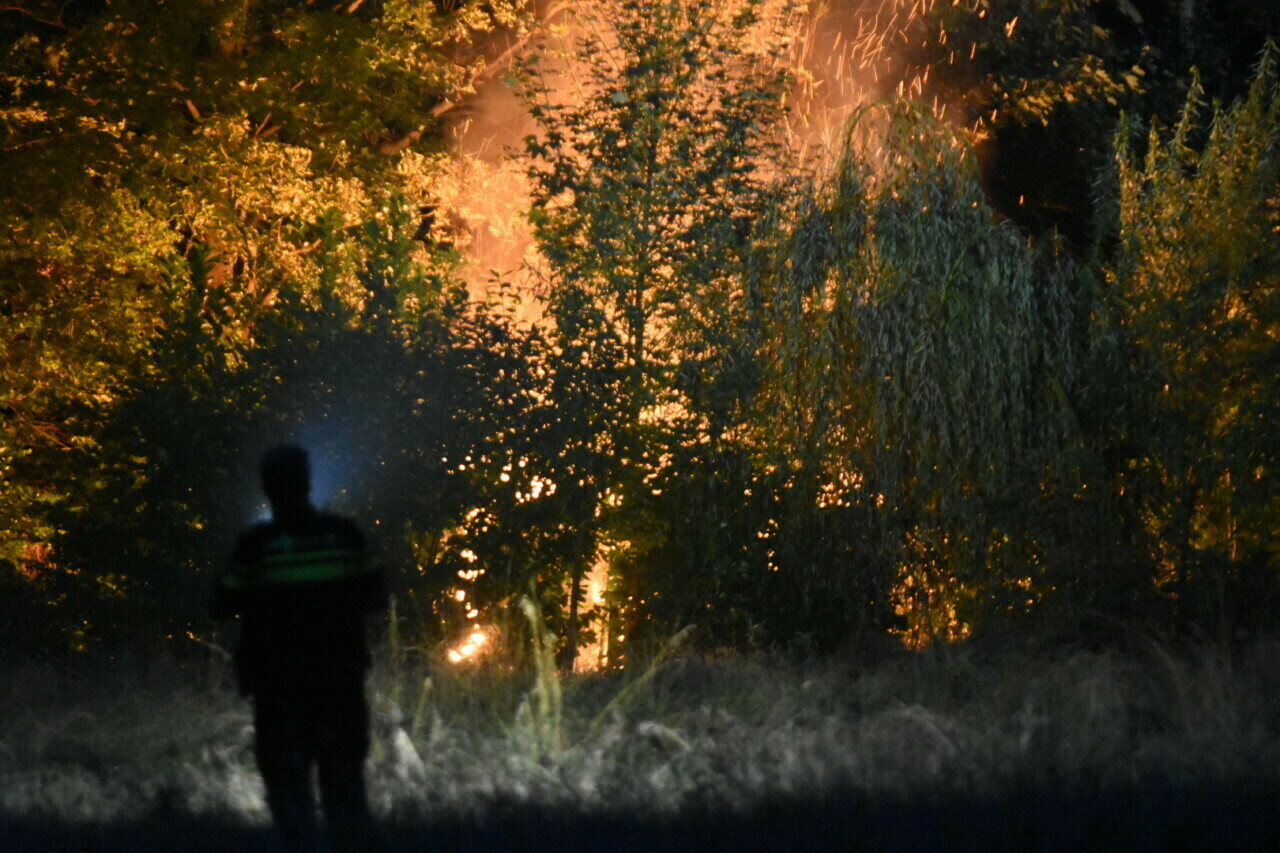Felle brand verwoest schuurtje in Emmen
