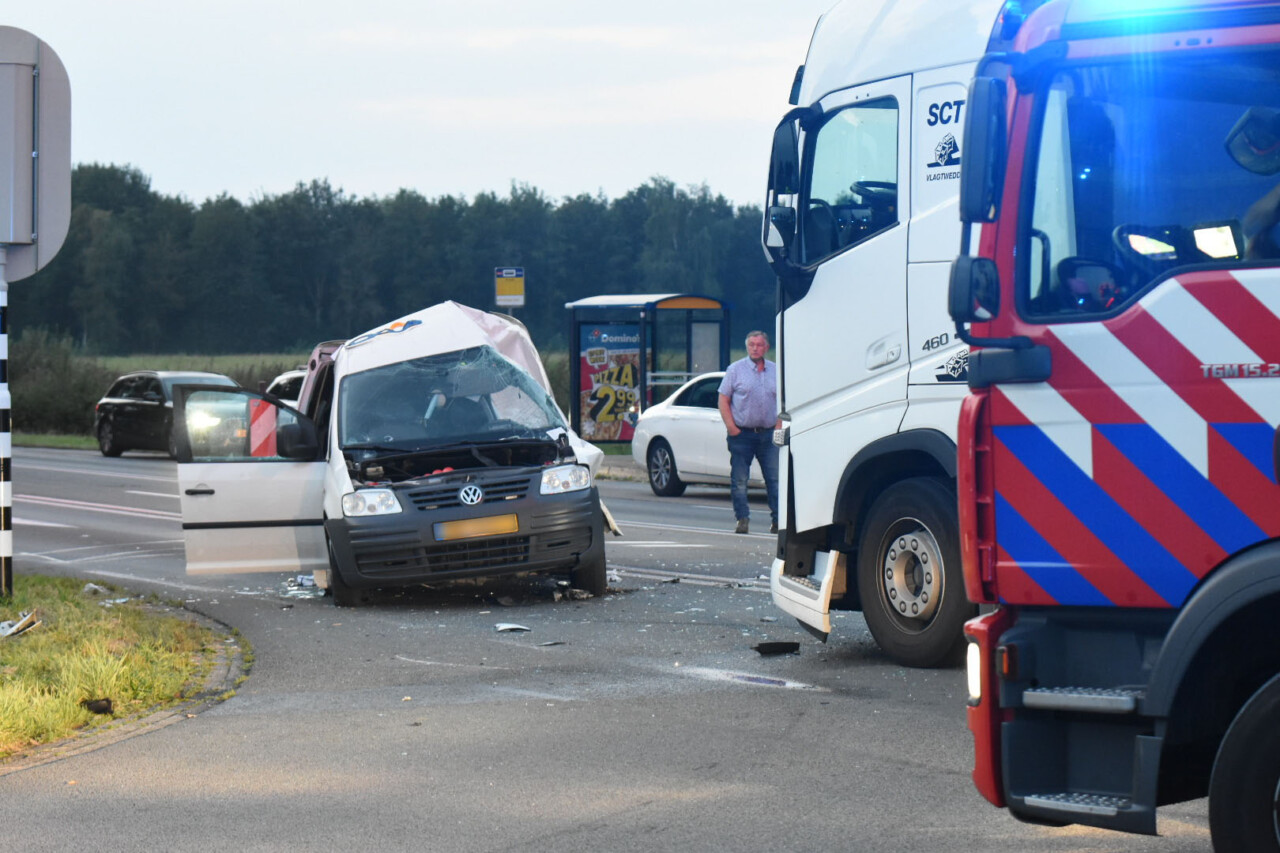 Busje botst op vrachtwagen bij Emmen