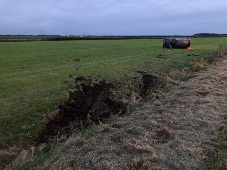 Auto belandt op kant in weiland bij Emmer-Compascuum