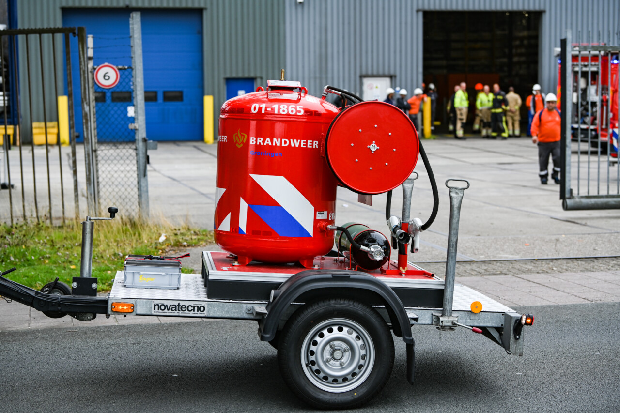 Brandweer rukt uit voor brandende machine bij bedrijfspand in Hoogezand