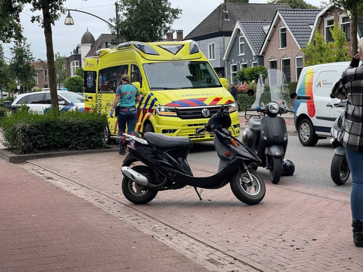Scooterrijder remt te laat voor stilstaande auto en raakt gewond in Drachten