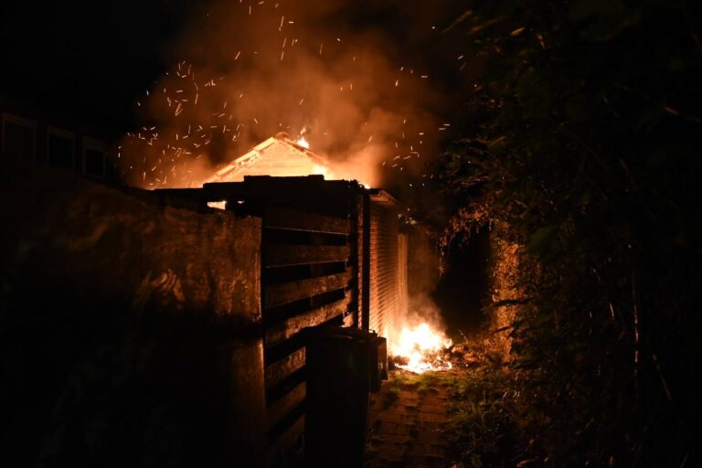 Brandweer blust uitslaande schuurbrand in Winschoten