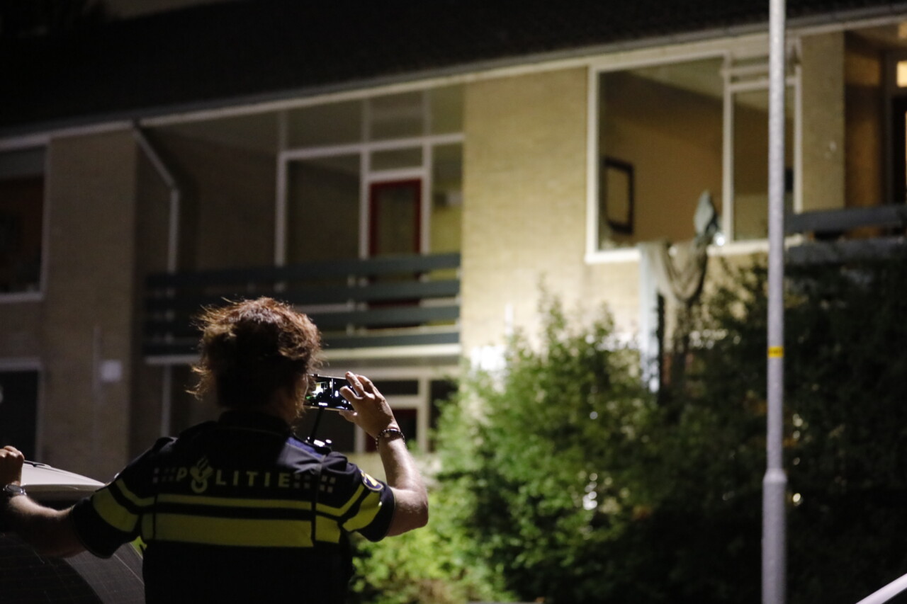 Schietpartij in Veendam blijkt doorgedraaide man; huisraad eindigt via het raam op straat