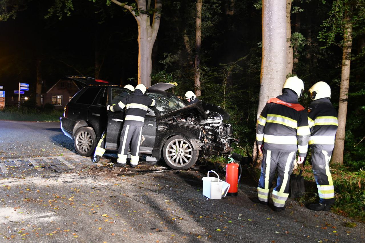 Auto botst tegen boom in Appelscha