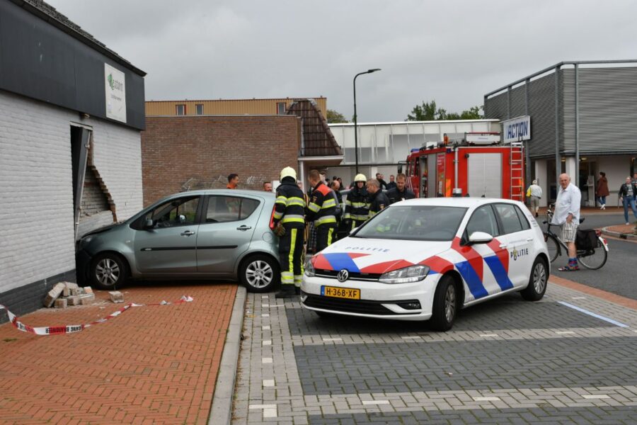 Automobilist rijdt pui aan gort in Oosterwolde