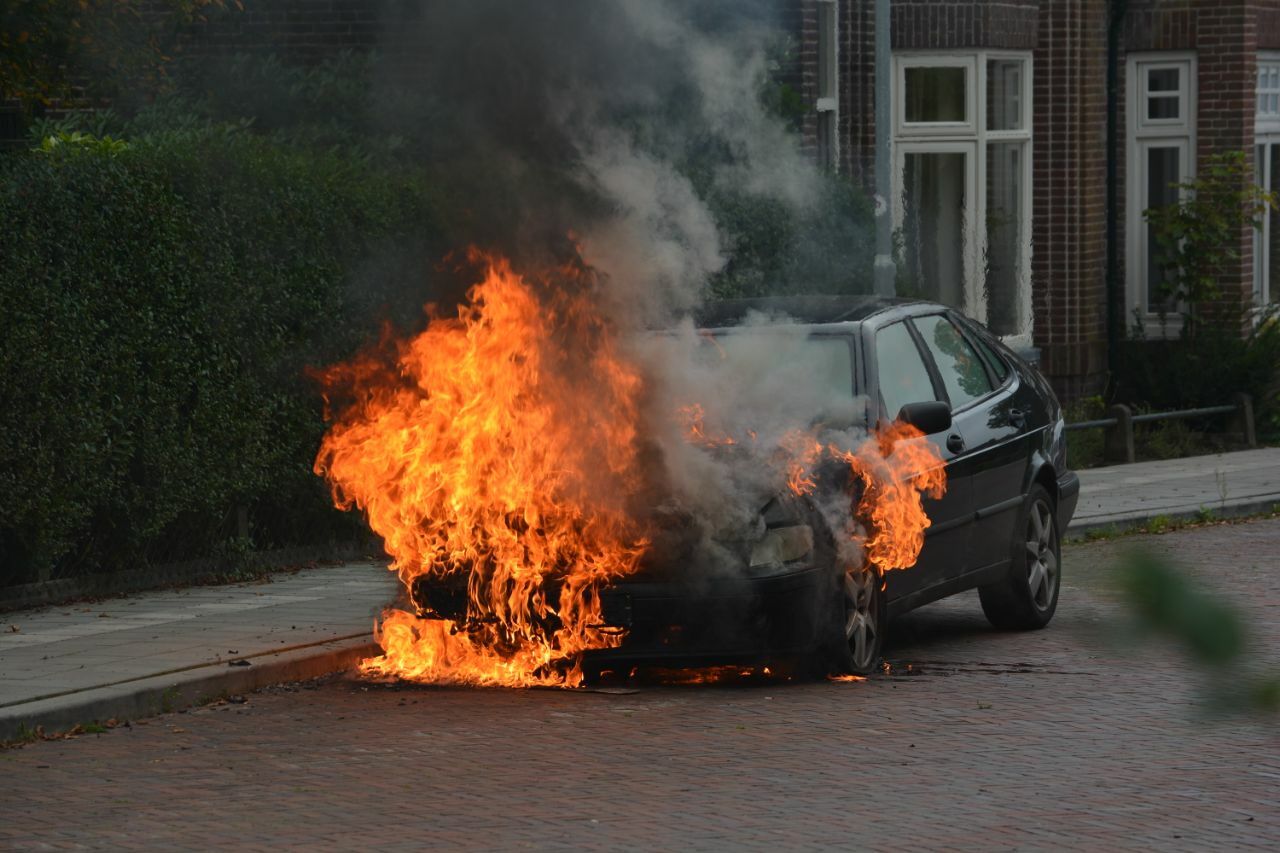 Auto uitgebrand in Assen; veel rookontwikkeling