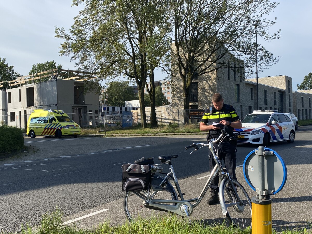 Fietsster gewond na aanrijding met auto in Emmen