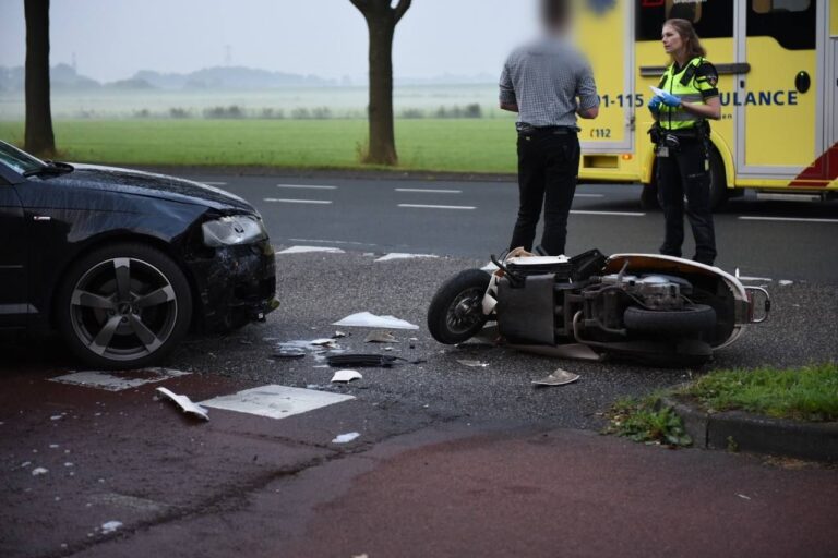 Scooterrijder gewond na aanrijding op kruispunt in Winschoten