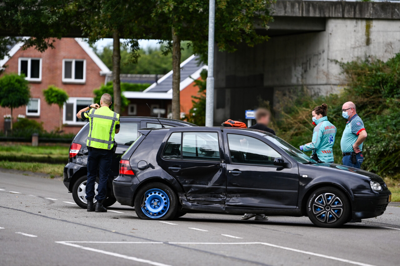 Auto vol in de flank geraakt bij aanrijding in Kolham