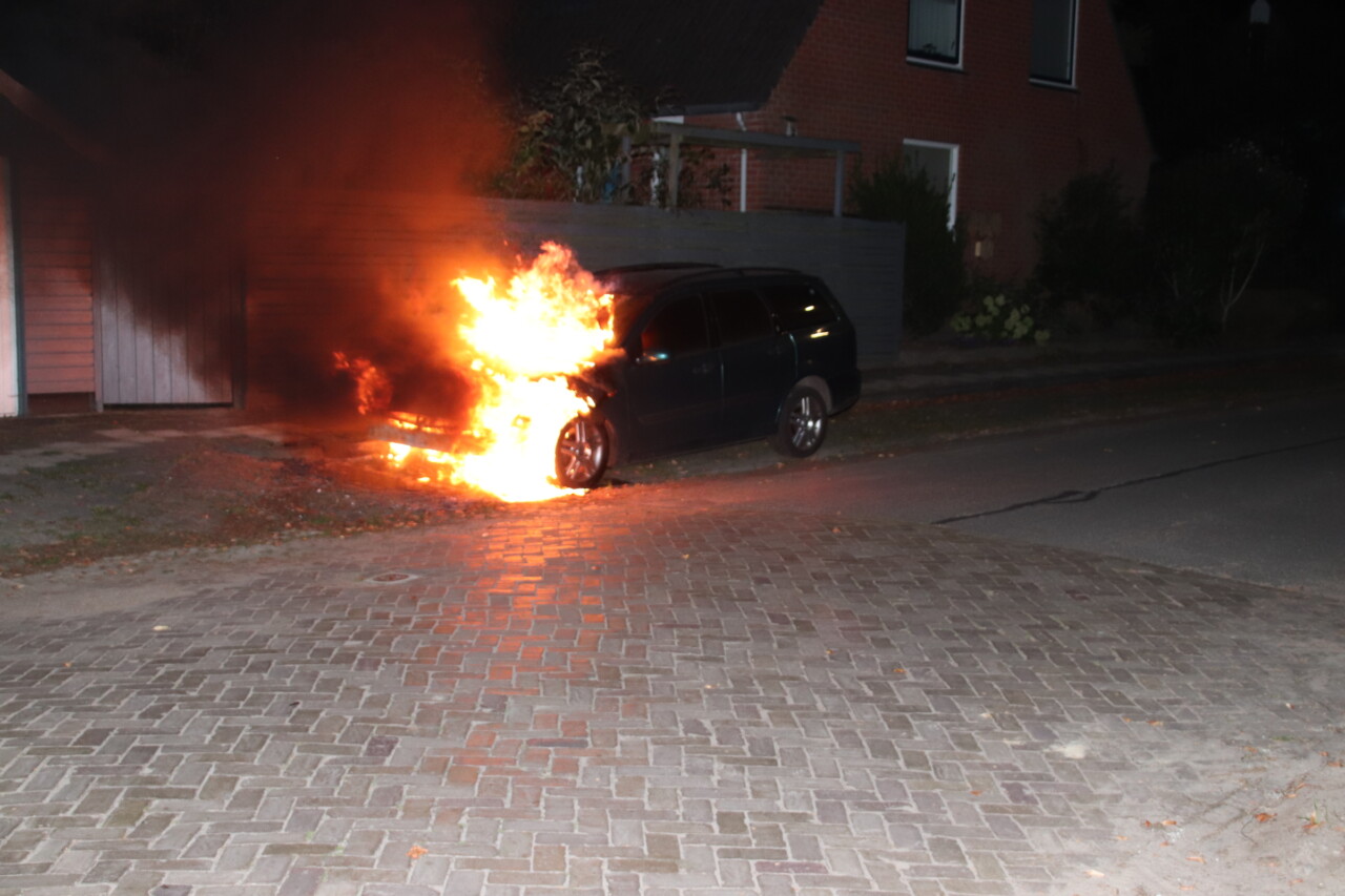 Auto volledig uitgebrand in Assen