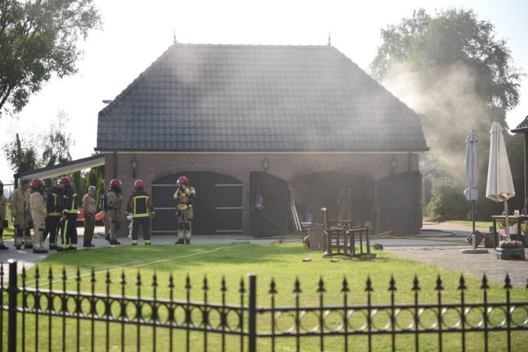 Vrijstaande stenen garage flink beschadigd na brand in Nieuwe Pekela