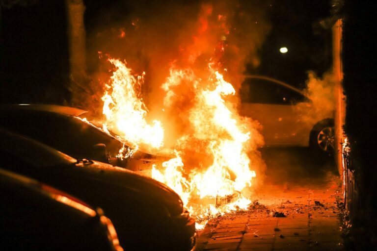Auto verwoest door brand aan de Graverij in Drachten