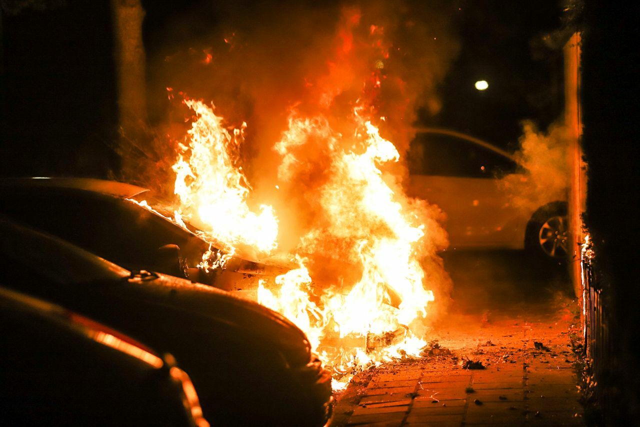 Auto verwoest door brand aan de Graverij in Drachten