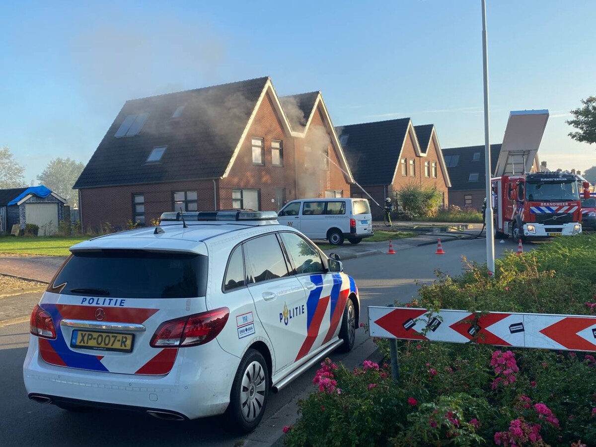 Veel rookontwikkeling bij brand in Harkema; kinderen ontdekken brand