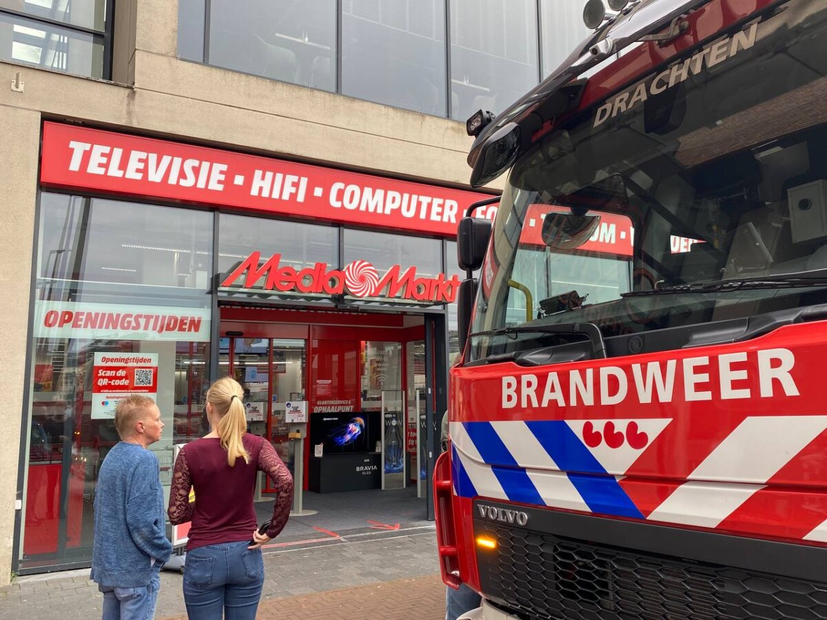 Mediamarkt ontruimd na brand in serverruimte in Drachten