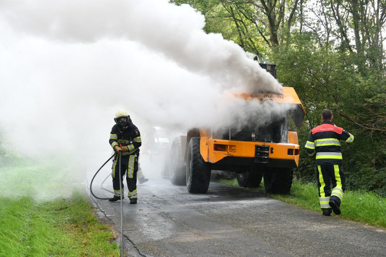 Veel rookontwikkeling bij brand in shovel in Oosterwolde