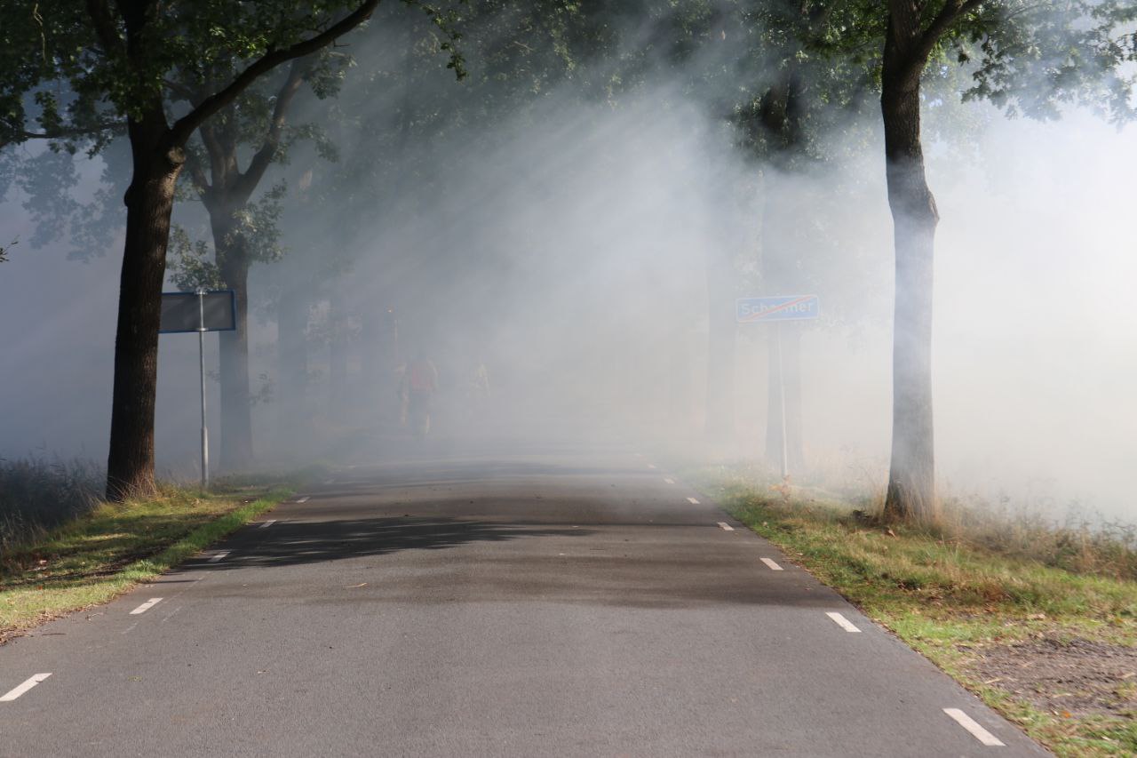 Brandweer heeft moeite met blussen van strobalen in Scharmer