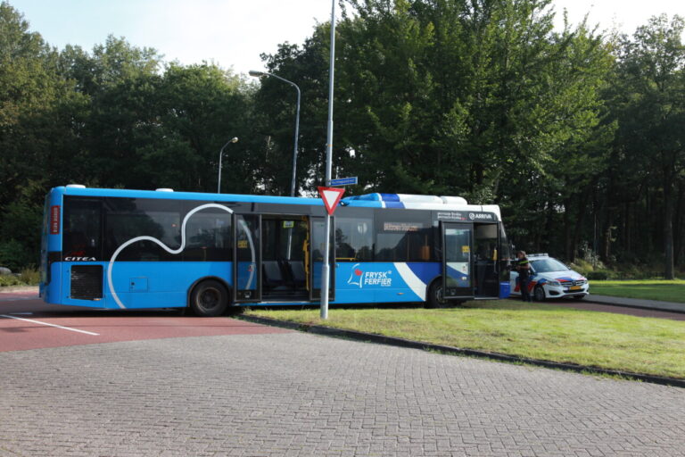 Bus rijdt elektriciteitskast omver in Norg
