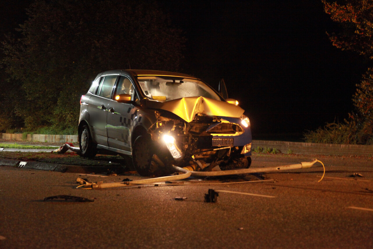 Taxi belandt op vluchtheuvel in Glimmen