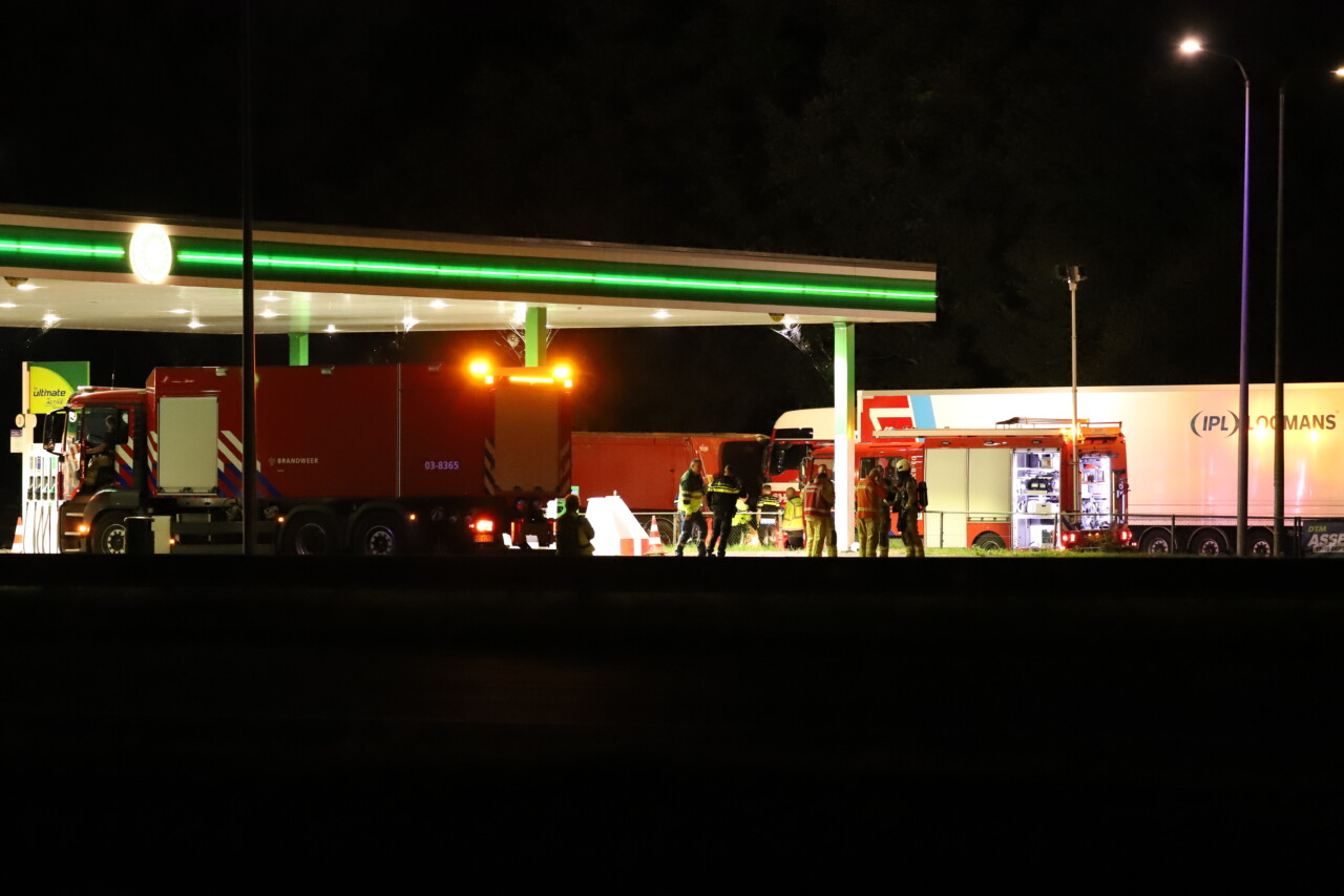 Vrachtwagen lekt gevaarlijke stoffen op verzorgingsplaats aan A28