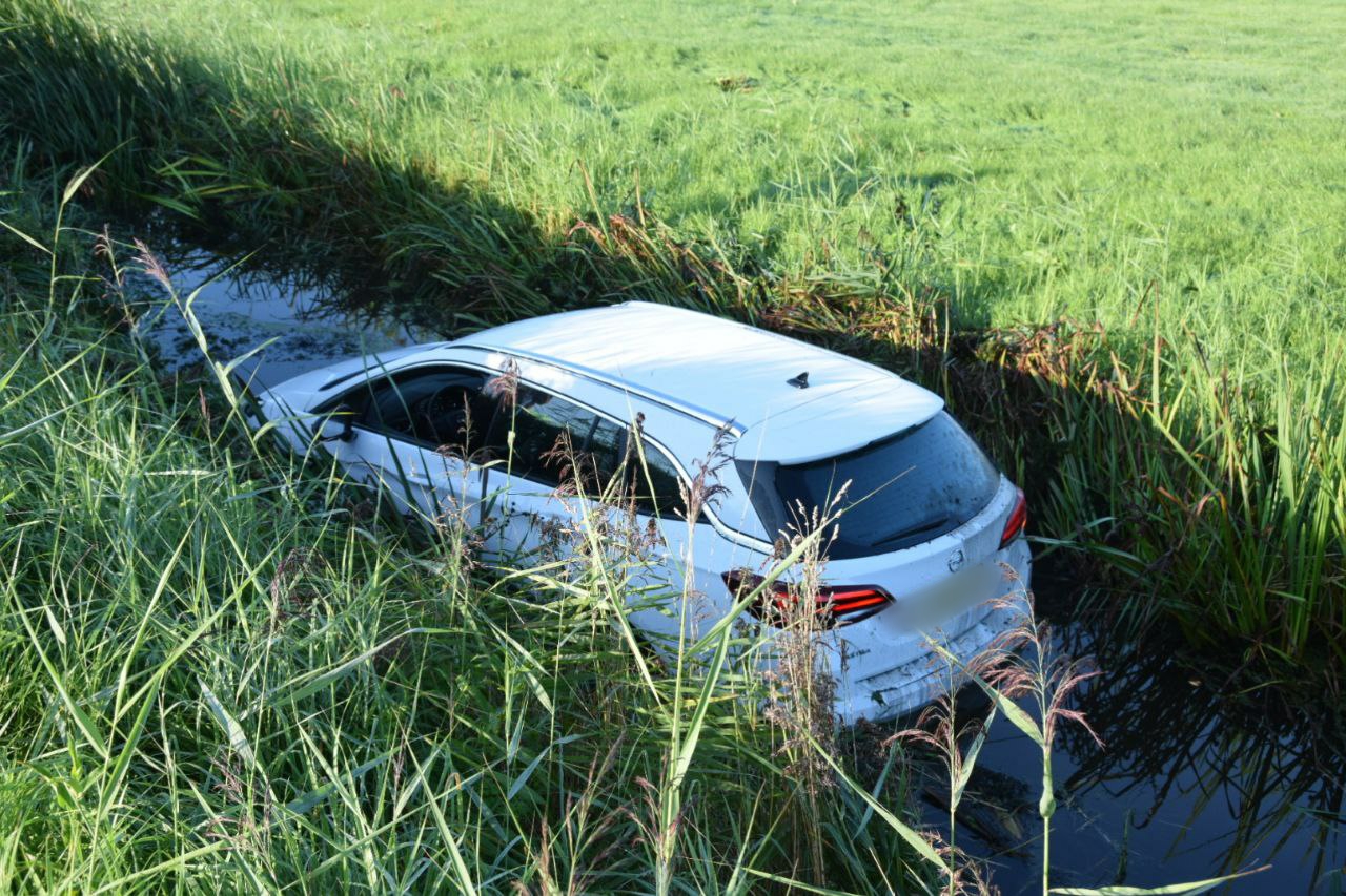 Veel hulpdiensten ingezet voor voertuig te water in Wyns