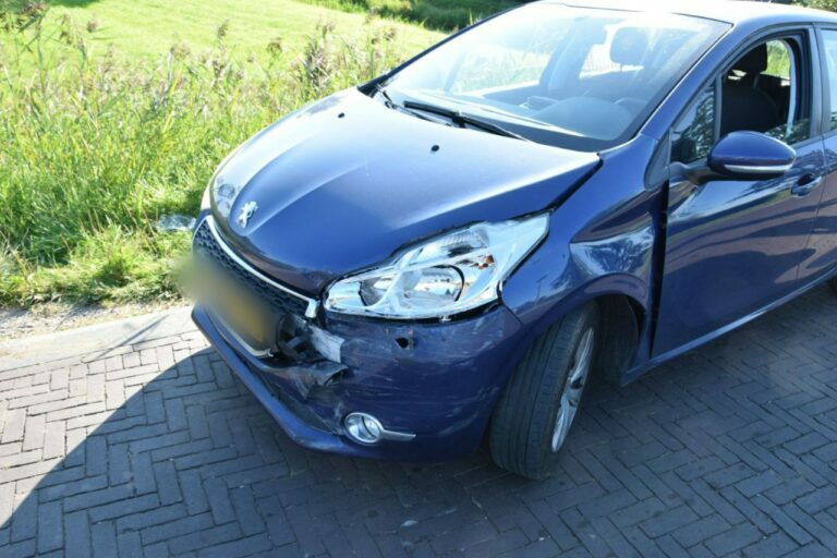 Botsing op kruispunt bij Driezum; voorrangsfout vermoedelijk de oorzaak