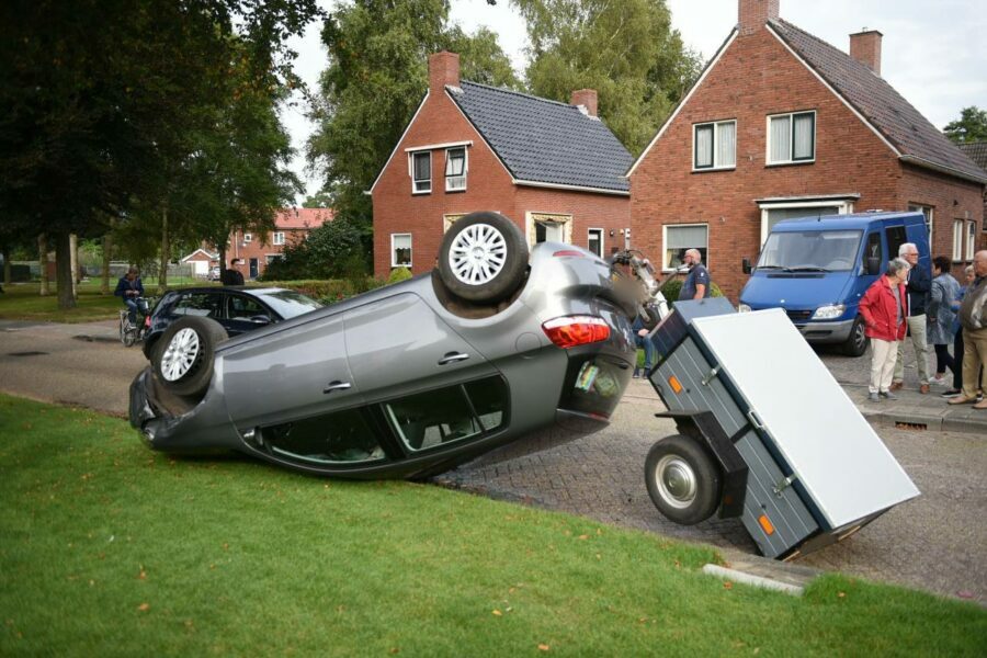 Automobilist raakt onwel en ramt geparkeerde auto en belandt op de kop in Vlagtwedde