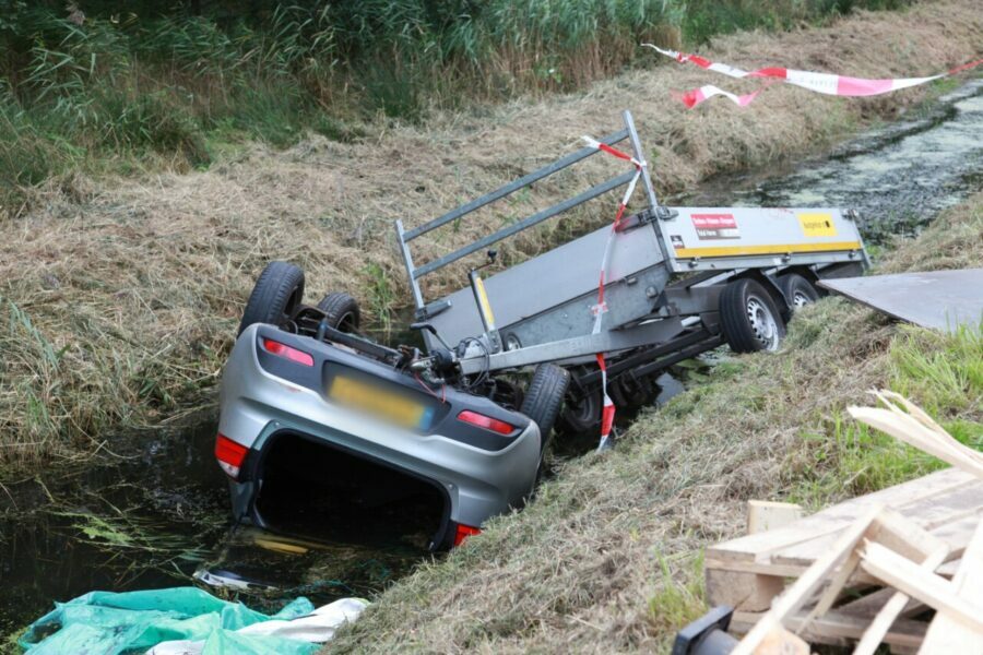 Politie roept op geen 112 meer te bellen voor auto in de sloot langs de N860 bij Onnen