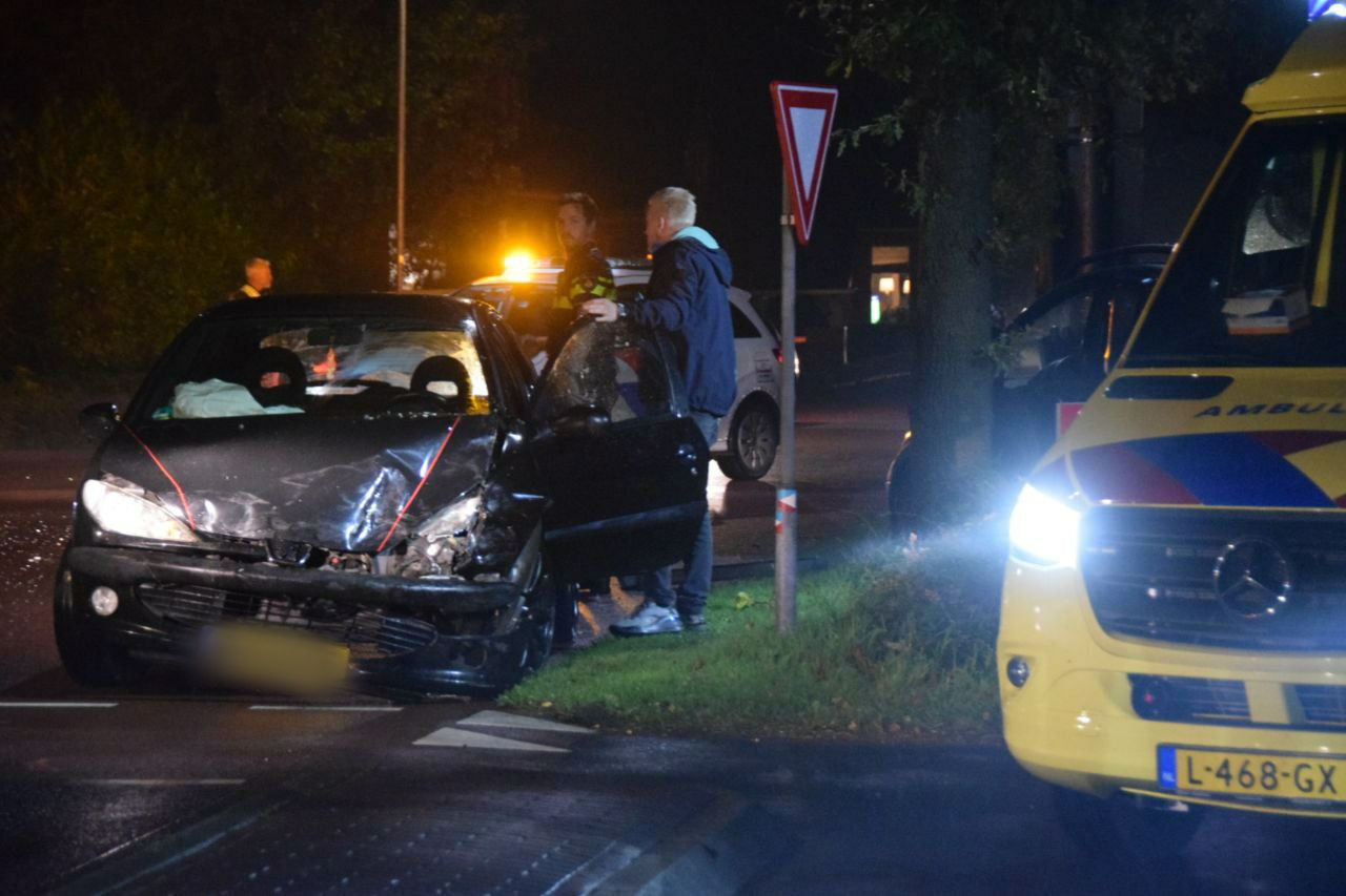 Auto’s botsen op kruispunt in Sebaldeburen