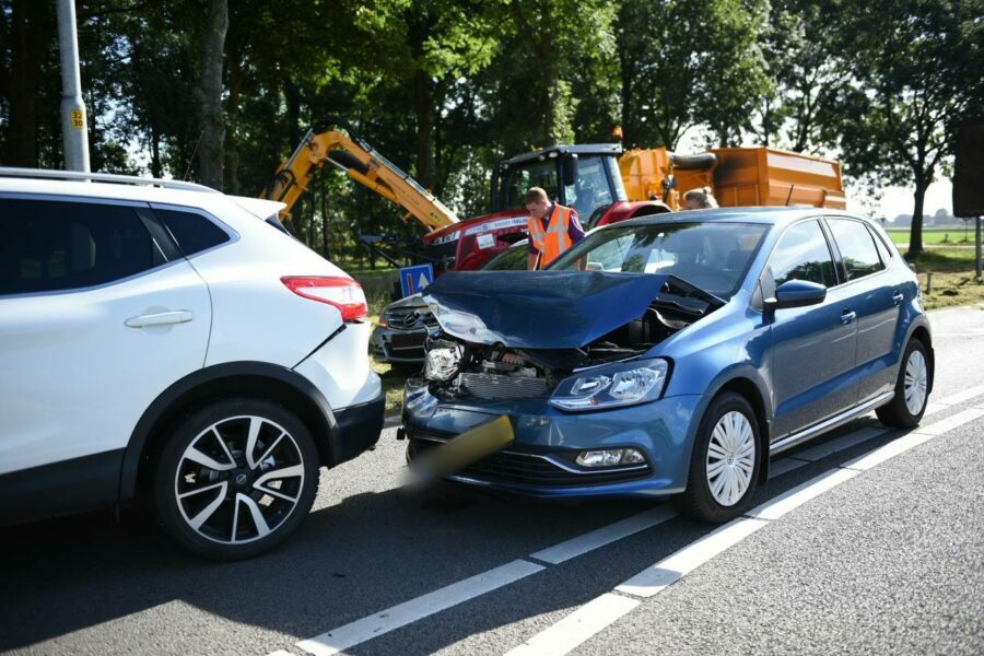Eén gewonde bij kop-staartbotsing op Winschoterweg in Blijham