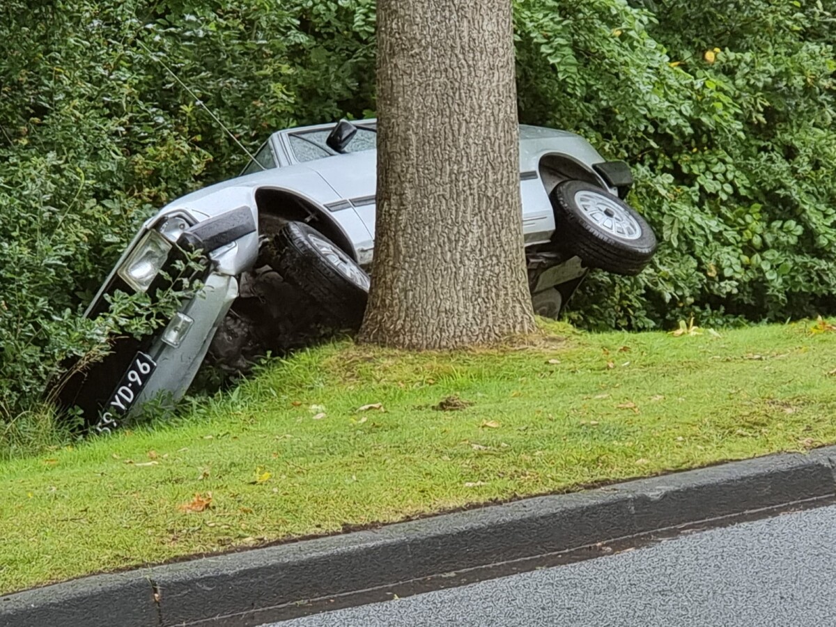 Auto belandt op zijn kant in greppel