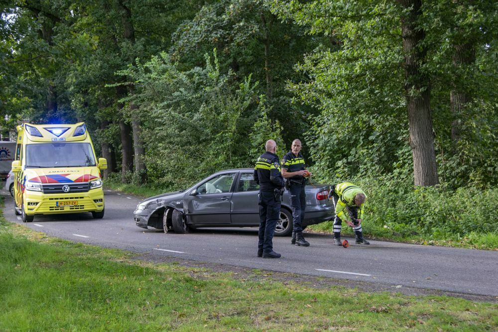 Twee auto’s in botsing in Veenklooster