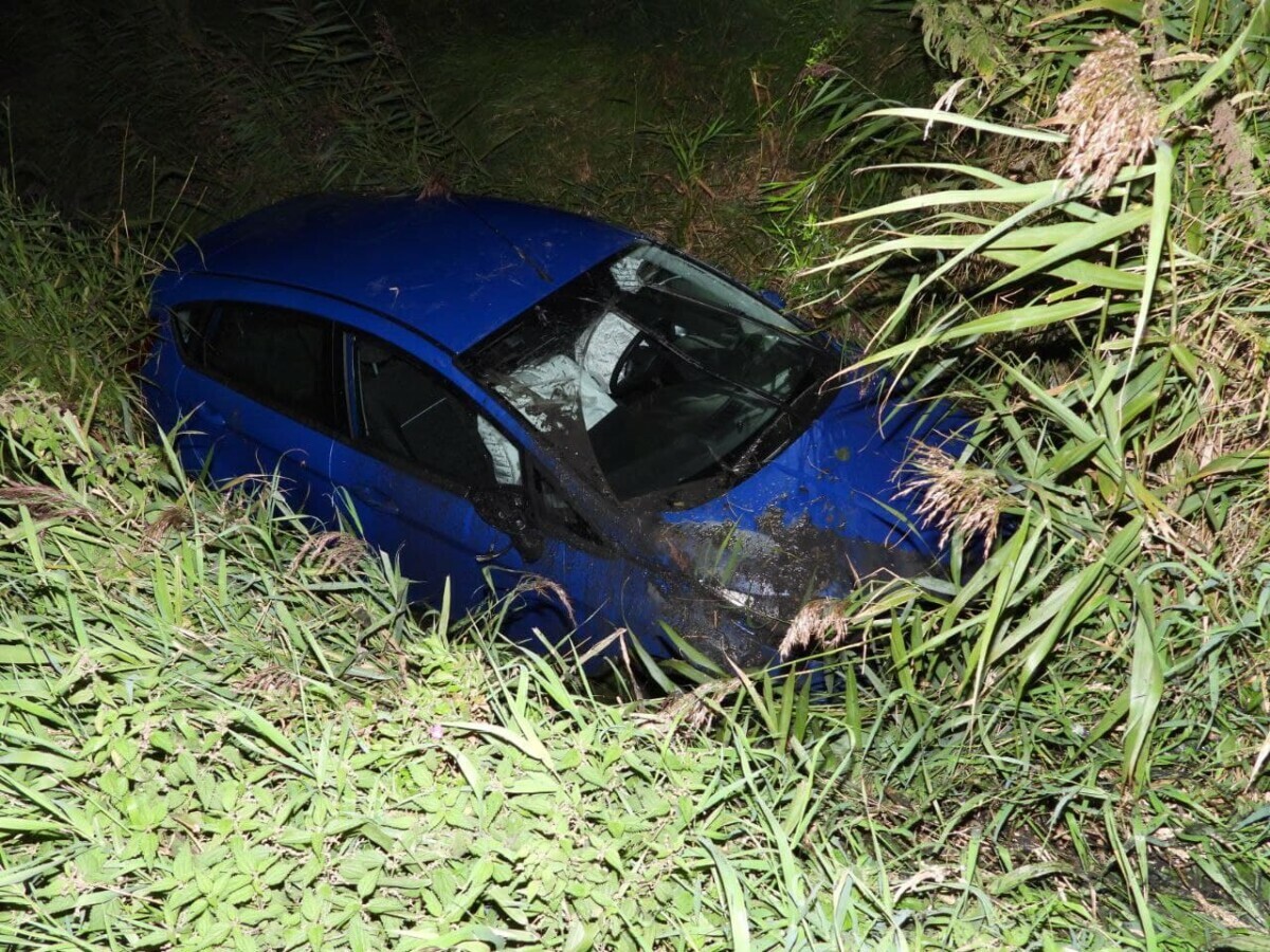 Vrouw raakt met auto van de weg in Blessum: gewond naar ziekenhuis