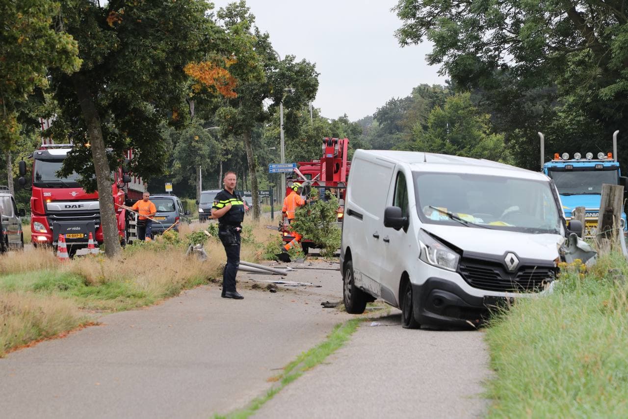 Bestuurder ramt boom en lantaarnpaal omver in Haren