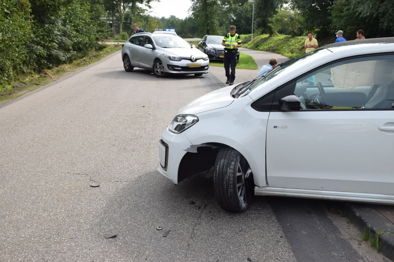 Auto botst op afslaande auto in Oudwoude