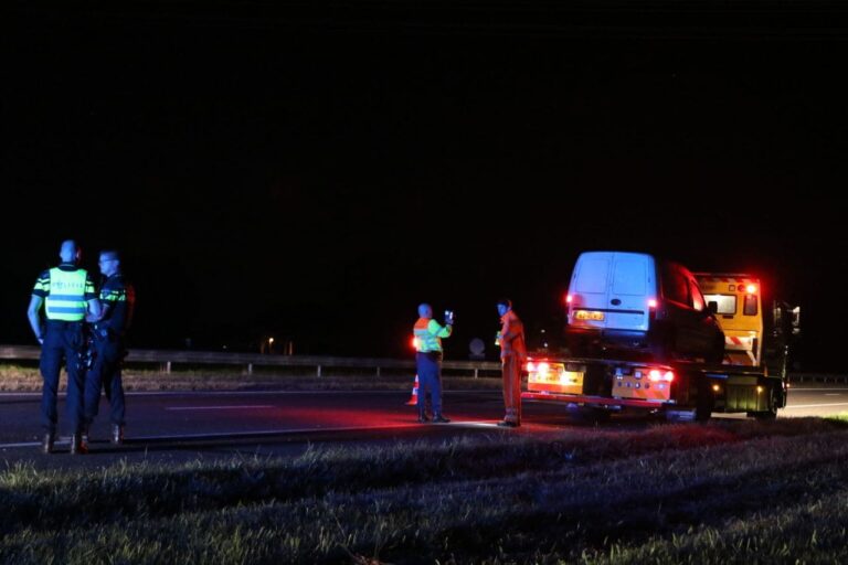 Auto botst met vrachtauto op A7 bij Oudehaske